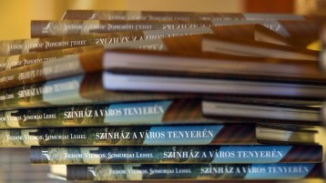 Jegyirodánkban is kapható a Színház a város tenyerén című könyv!